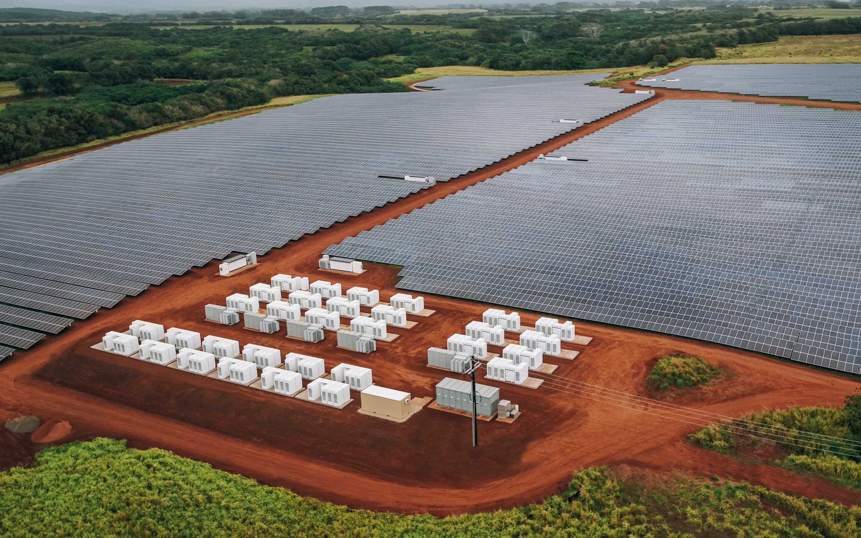夏威夷考艾岛上的太阳能电池板和 Megapack